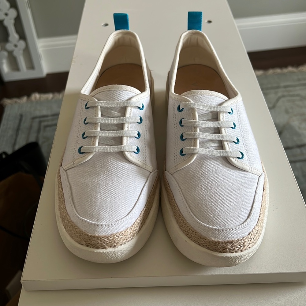 Like new size 6.5 Vionic slip-on sneakers!